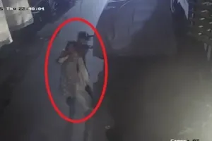 स्कूटी में टक्कर मारकर महिला के गले से चेन लूटी, 90 CCTV से खुला राज; मंदिर जा रहे रिटायर्ड अफसर को गिराकर भागे थे लुटेरे