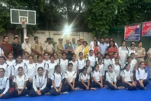 छात्रों को पुलिस ने सिखाए आत्मरक्षा के तरीके