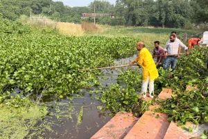 पडरौना बुढ़िया माता मंदिर सरोवर परिसर में चला स्वच्छता अभियान
