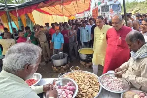 कुशीनगर : तय समय से एक घंटे पहले बाढ़ प्रभावित गांव पहुंचे कैबिनेट मंत्री डॉ. संजय निषाद