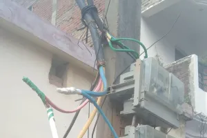 जल निगम योजना पर केबिल के खुले तार से दुर्घटना होने की संभावनाएं