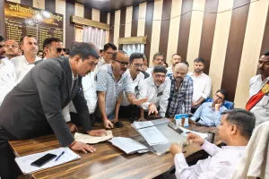 साथी के उत्पीड़न से खफा वकीलों ने एसडीएम चैम्बर में की नारेबाजी, जताया विरोध
