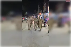 आगामी नवरात्रि, दुर्गापूजा एवं दशहरा पर्व के दृष्टिगत अपर पुलिस अधीक्षक नगर द्वारा पर्याप्त पुलिस बल के साथ कस्बा रॉबर्ट्सगंज में पैदल गश्त कर सुरक्षा व्यवस्था का लिया जायजा