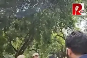 जंतर-मंतर पर पुलिसकर्मियों के नेम बैज को लेकर पत्रकार ने उठाए सवाल