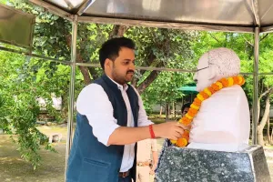 गांधी जयंती पर जिलाधिकारी ने महात्मा गांधी एवं लाल बहादुर शास्त्री को किया नमन