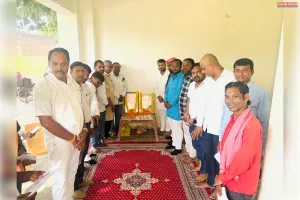 ओबरा में गांधी जयंती पर सपा कार्यालय में विचार गोष्ठी का आयोजन, सपाईयो ने महात्मा गांधी एवं लाल बहादुर शास्त्री को किया नमन