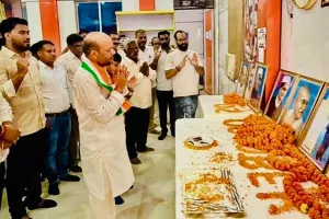 कुशीनगर : गांधी-शास्त्री जयंती पर पालिका अध्यक्ष ने किया ध्वजारोहण