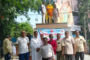 सत्य को शक्ति, अहिंसा को साहस और सत्याग्रह को अन्याय के विरुद्ध  प्रभावशाली अस्त्र बनाकर  गाँधी ने स्वतंत्रता संग्राम को दिशा दी,