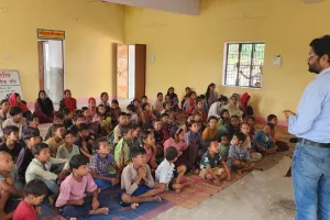 पारस इंडिया संस्था ने थारू आदिवासी बाहुल्य ग्राम में चलाया स्वच्छता अभियान