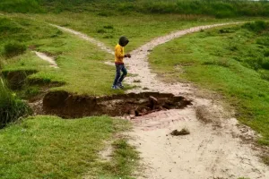 कोहरगड्डी बांध की कटी सड़क से बढ़ी चिंता, दुर्गा विसर्जन पर संकट