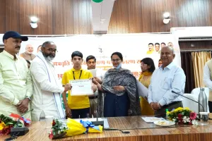 मुख्यमंत्री  द्वारा छात्रवृत्ति वितरण कार्यक्रम का कलेक्ट्रेट सभागार में  किया गया सजीव प्रसारण