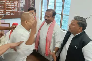 गोरखपुर प्रेस क्लब में सपा की प्रेस वार्ता के बीच पूर्व जिलाध्यक्ष को थप्पड़, कैमरों में कैद हुआ घटनाक्रम