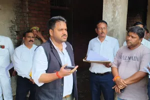 निर्माणाधीन राजकीय इंटर कॉलेज झारोकला के भवन पर डीएम की सख्ती, 15 दिसंबर तक कार्य पूरा करने के निर्देश