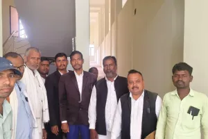 तेलगुड़वा-कोन मार्ग का निर्माण कार्य ठप, राहगीर हो रहे हैं गिरकर चोटिल