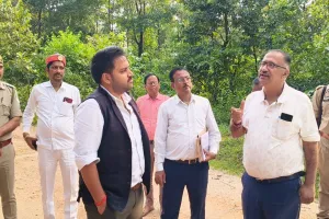 निर्माणाधीन सड़क की धीमी प्रगति पर डीएम ने दी कड़ी चेतावनी, जिम्मेदारी तय