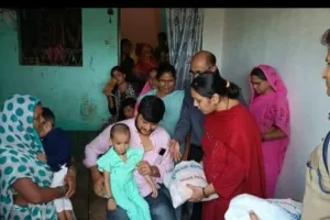 जिलाधिकारी एवं पुलिस अधीक्षक द्वारा ग्राम कोठिली, विकास खण्ड सल्टौआ पोषण पोटली वितरित किया