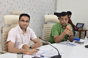 डीएम की मैराथन समीक्षा में अफसरों पर सख्ती, लापरवाही पर वेतन रोकने और स्पष्टीकरण के निर्देश
