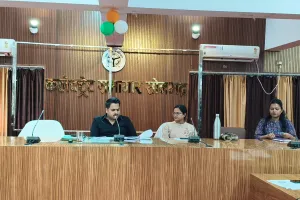 ग्रामीणों ने बताई ‘हर घर नल’ योजना की हकीकत, डीएम ने कंपनी को थमाया नोटिस