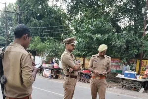 दुर्गा पूजा व दशहरा को लेकर नैनी पुलिस ने किया पैदल मार्च, संदिग्धों की चेकिंग