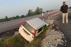 गंगा एक्सप्रेसवे पर डिवाइडर से टकराई कार, चार गंभीर: चारधाम यात्रा पर निकला था परिवार