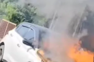 मिर्जापुर हाईवे पर आई-20 कार में लगी आग, कार सवार बाल-बाल बचे