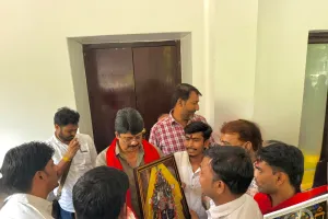 शिवद्वार धाम के प्रधान पुजारी परिवार एवं मंदिर व्यवस्थापक ने राजा भैया से की आत्मीय मुलाकात