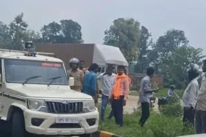 हाईवे पर सडक हादसे में घायल को युवक को कमिश्‍नर ने अपने वाहन से पहुंचाया अस्पताल
