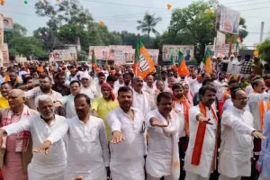 सेवा ज्योति से जगमगाया बस्ती, विकसित भारत के संकल्प के साथ निकलीं चार पदयात्राएं