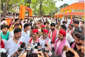 सड़क पर उतरे सपा कार्यकर्ता