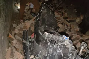 आंधी में गिरी बाउंड्री वॉल, दो बाइक क्षतिग्रस्त, दो बच्चे घायल