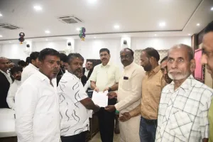 खाद्य विभाग की छापेमारी में पारदर्शिता की मांग, व्यापारियों ने सौंपा ज्ञापन