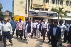 एसडीएम के कथित रवैये से नाराज अधिवक्ता लामबंद, तहसील में जमकर जताया विरोध