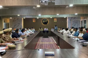 डीएम व एसपी की अध्यक्षता में दुर्गा पूजा/दशहरा त्योहार को शांतिपूर्ण तरीके से मनाये जाने विषयक हेतु की गई बैठक
