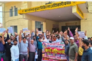 मांगों के समर्थन में 1100 संविदा स्वास्थ्यकर्मियों ने शुरू किया तीन दिवसीय कार्य बहिष्कार