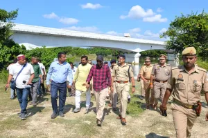 दुर्गा पूजा पर जिला प्रशासन अलर्ट मोड में , डीएम-एसपी ने विसर्जन स्थल और पूजा पंडालों का लिया जायजा