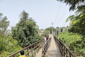 चंद्रुआर-धरासड़ी में जर्जर पुल से आवागमन जोखिम भरा,  एन सी एल प्रबंधन से मरम्मत की मांग