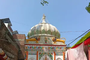 नवरात्र के पहले दिन मंदिरों में उमड़ी श्रद्धालुओं की भीड़