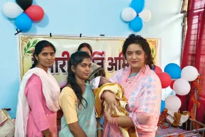 हमारी कीर्ति अभियान के तहत कीर्ति और गौरी को उपहार देने पहुंचीं आकांक्षा समिति की अध्यक्ष आरुषी मिश्रा, बच्चियों से मिलकर हुईं भावुक