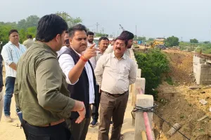 जिलाधिकारी ने पटवध-बसुआरी मार्ग एवं घाघर नदी पर निर्माणाधीन सेतु की प्रगति का लिया  जायजा