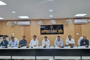 डीएम की साप्ताहिक समीक्षा बैठक में जनकल्याणकारी योजनाओं की प्रगति की हुई समीक्षा