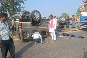 अनियंत्रित होकर दर्शनार्थियों से भरी बोलेरो पलटी, एक दर्जन दर्शनार्थी घायल 