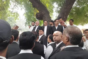 कलेक्ट्रेट में अधिवक्ताओं के चैंबर तोड़े जाने पर उबाल, जिला बार एसोसिएशन ने 12 अक्टूबर को न्यायिक कार्य बहिष्कार का लिया निर्णय
