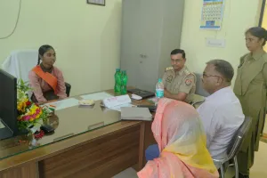 कम्पोजिट विद्यालय टिकुरिया की छात्रा बनी एक दिन की थानाध्यक्ष , की जनसुनवाई