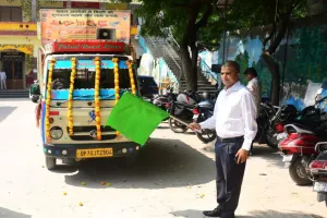 जिलाधिकारी ने पराली जलाये जाने से हो रहे प्रदूषण की रोकथाम हेतु  प्रचार वाहन को हरी झंण्डी दिखाई