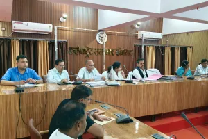 प्रधानमंत्री आवास योजना के लाभार्थियों को आवास हेतु भूमि से संबंधित  प्रक्रिया प्राथमिकता पर पूर्ण करें अधिकारी - जिलाधिकारी