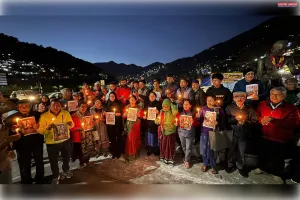 कांग्रेसियों ने देर रात महात्मा गांधी मूर्ति पर केंडल जलाकर बहिन अंकिता भंडारीको दी श्रदांजलि