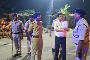पिपरा बाजार में डीएम-एसपी का सघन सर्च ऑपरेशन, सुरक्षा व्यवस्था का लिया जायजा