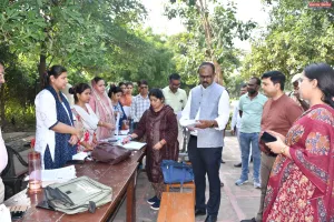 मतदाता सूची में नाम जुड़वाने के लिए विशेष कैंप का डीएम ने किया निरीक्षण