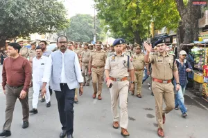 त्योहारों को लेकर टूण्डला में सड़क पर उतरे डीआईजी, डीएम और एसएसपी, पैदल गश्त कर परखी सुरक्षा व्यवस्था