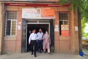 मतदाता पंजीकरण अभियान के तहत जिलाधिकारी ने विभिन्न मतदेय स्थलों पर आयोजित विशेष कैम्प का किया निरीक्षण